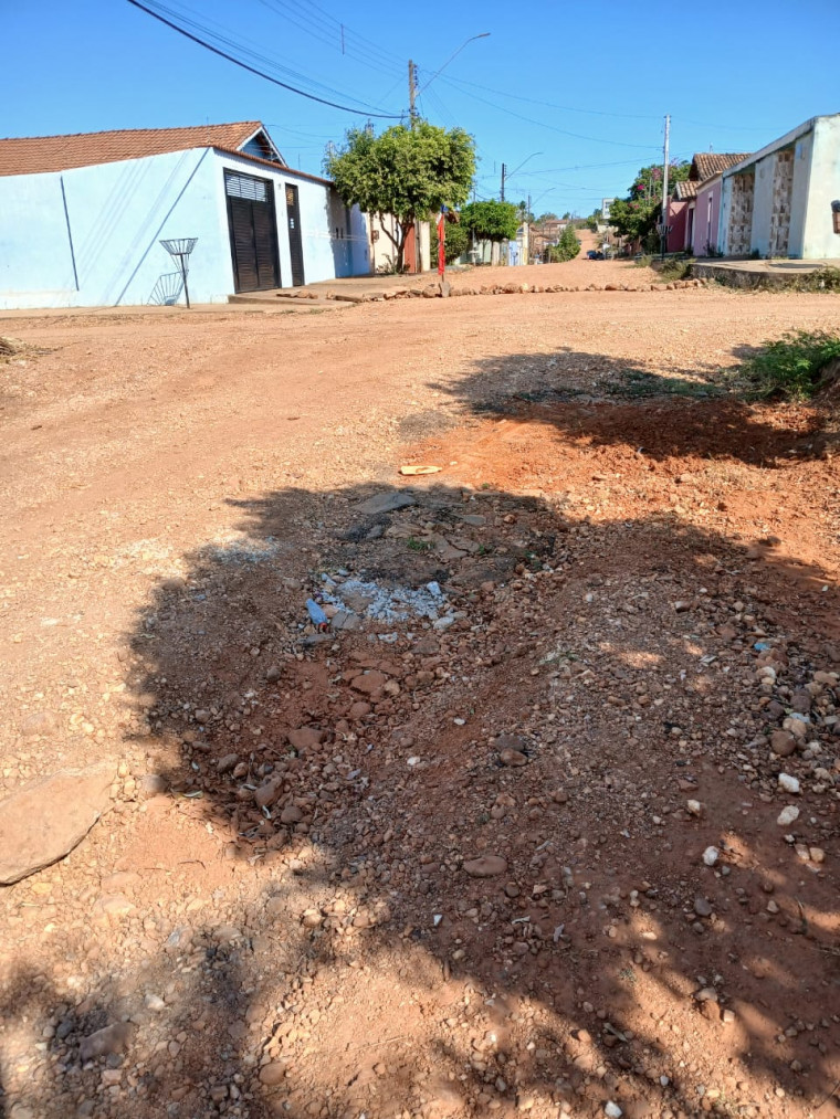 Moradores sofrem com a poeira no verão