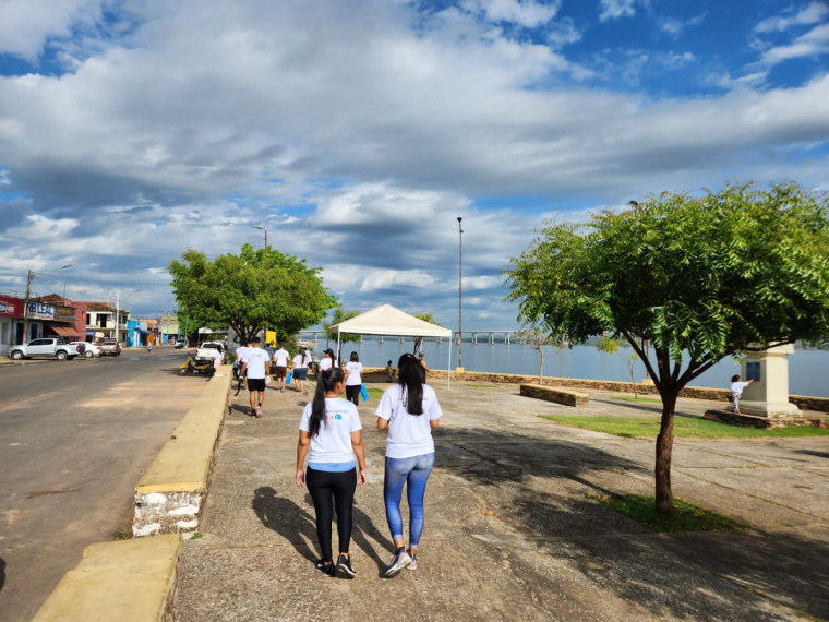 Ação de conscientização às margens do Rio Araguaia, retirando lixo do local.