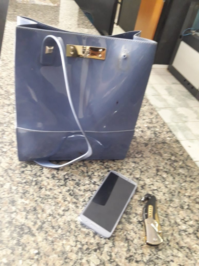 Bolsa e celular da vítima