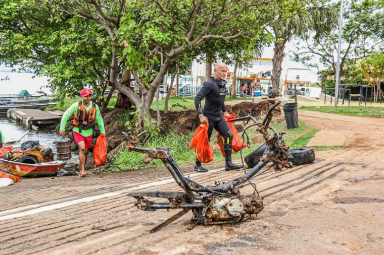Chassi de motocicleta foi encontrado durante mergulho nas proximidades da Ponte da Amizade, em Palmas