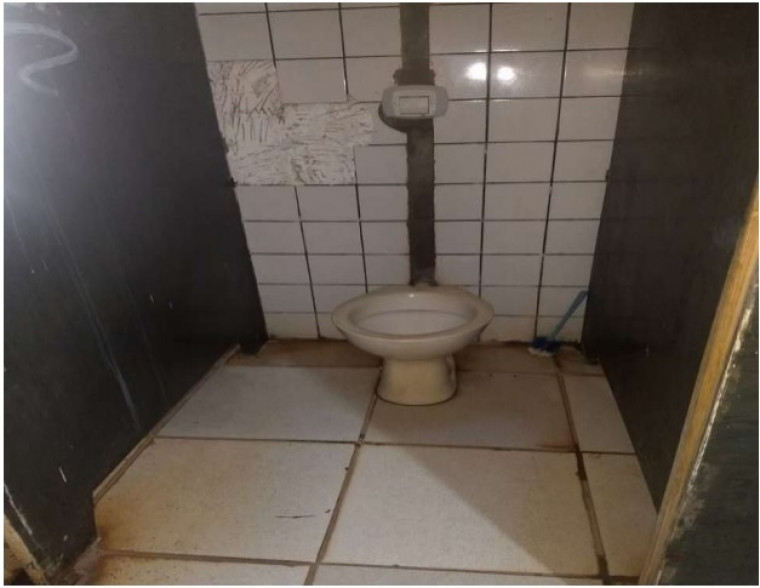 Banheiro sem condições de uso