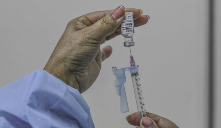 Enfermeira manipula dose de vacina contra a covid-19