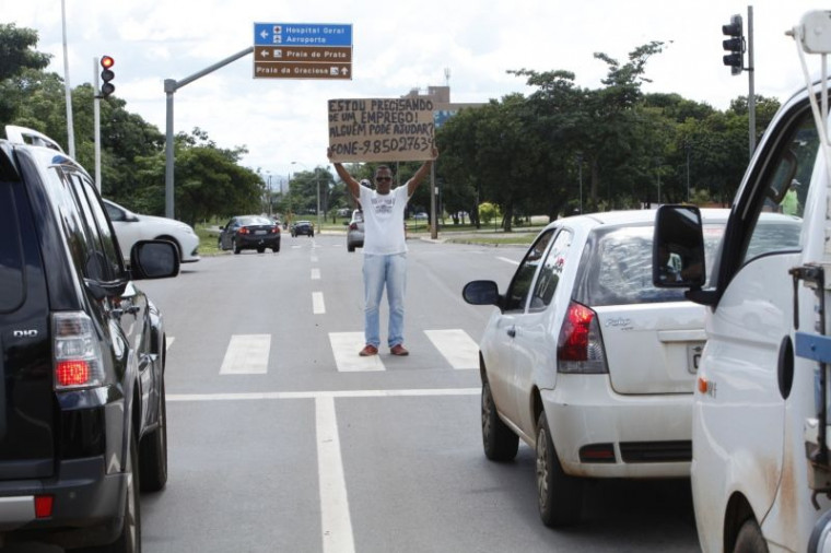 Homem pedindo emprego em semáforo de Palmas