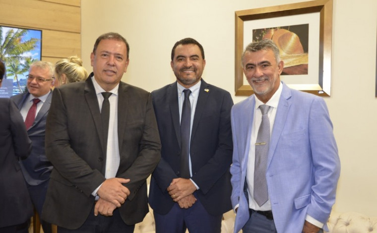 Deputado Gipão (esq.) com governador e presidente da Assembleia