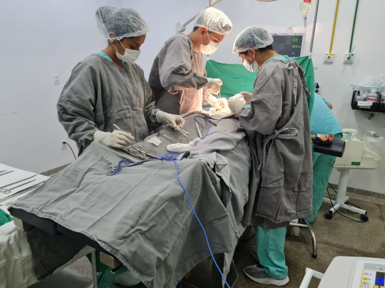 Cirurgia eletiva sendo realizada no hospital em Miracema.