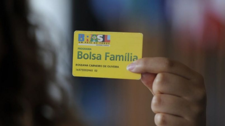 O programa Auxílio-Brasil volta a ser chamado de Bolsa Família