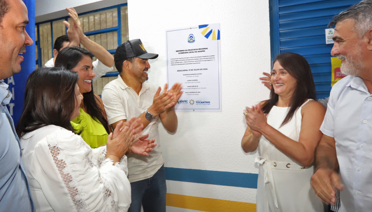 Governador Wanderlei Barbosa e autoridades durante a entrega da reforma da Adapec de Araguaína.