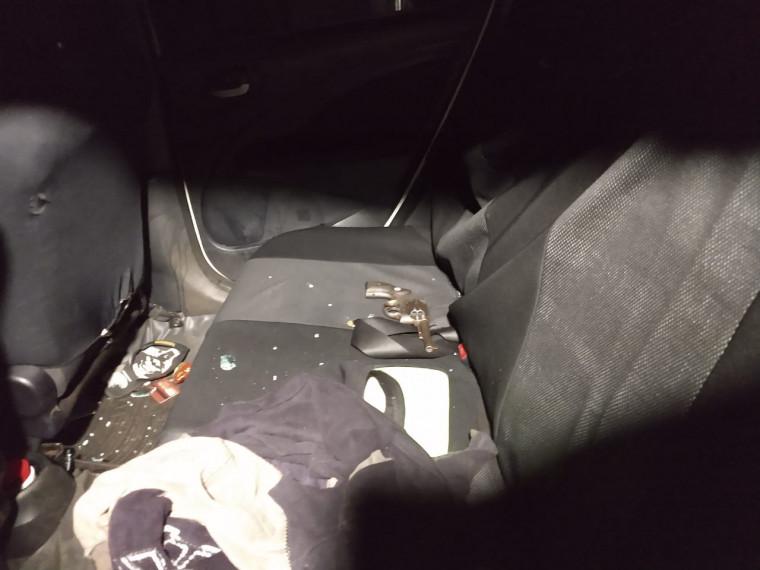 Dentro do táxi a polícia apreendeu uma arma de fogo, cocaína e algumas roupas