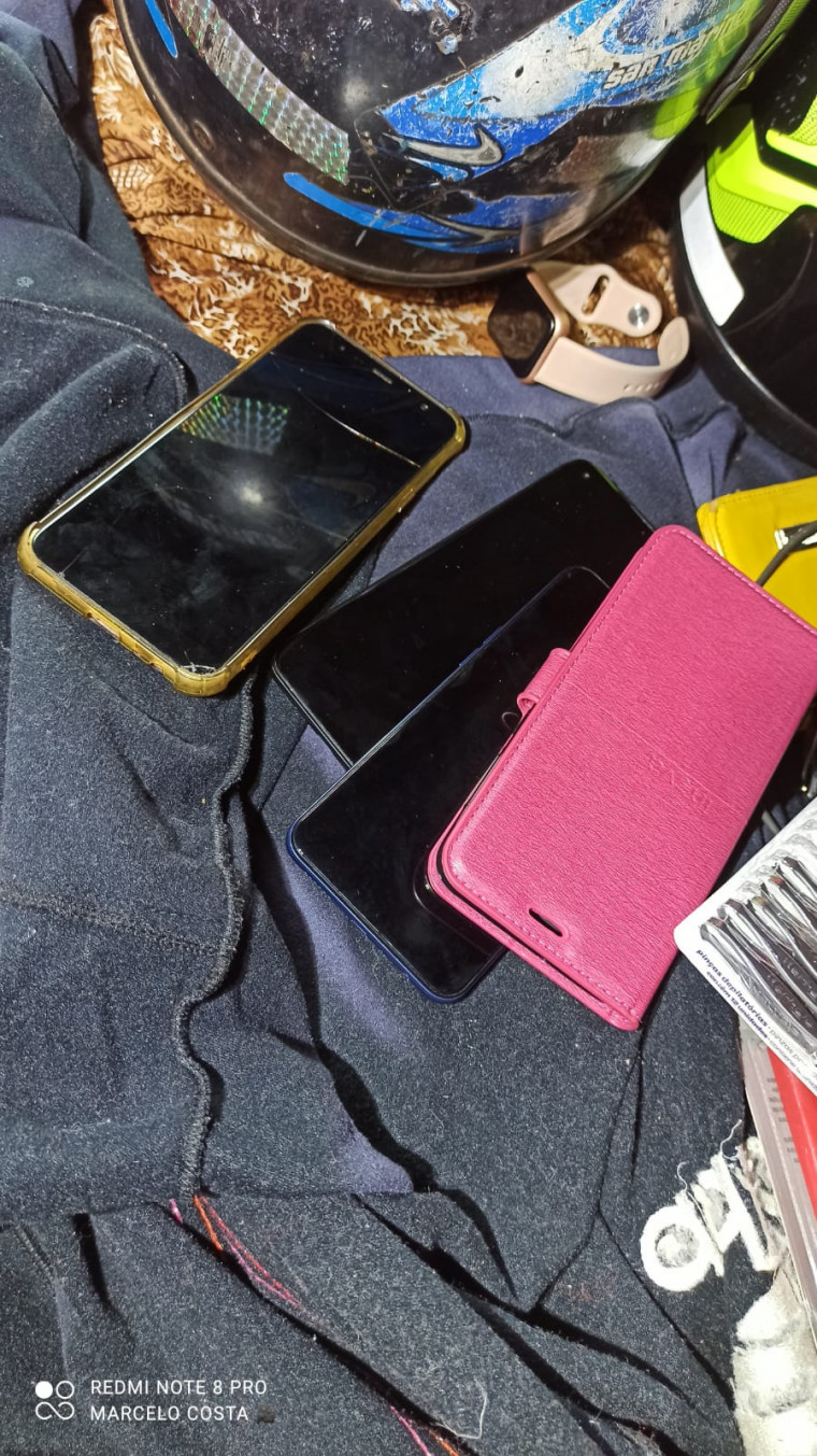 Vários celulares foram encontrados na casa do suspeito.