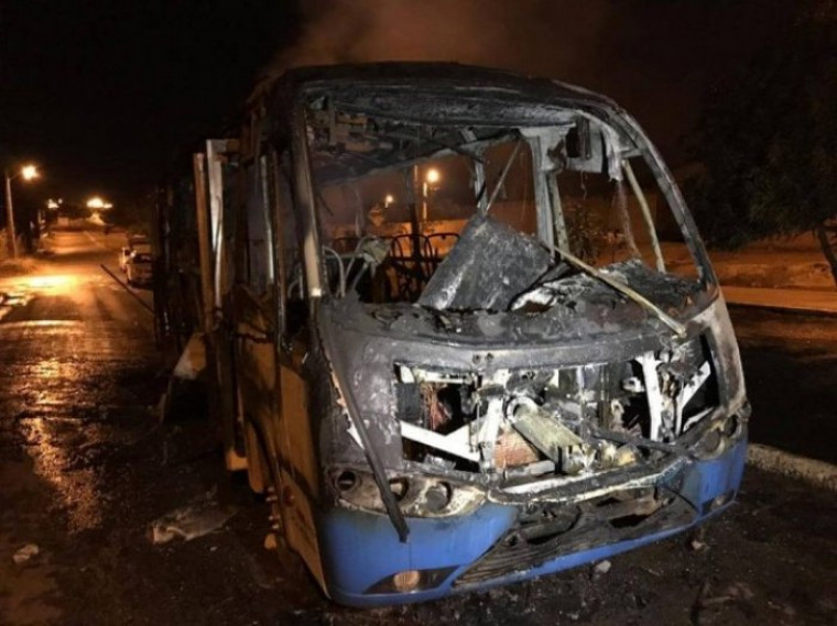 Ônibus do transporte coletivo foi queimado em Palmas