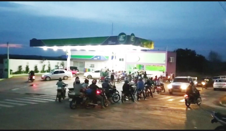 Fila de motos em posto no Setor Costa Esmeralda, em Araguaína