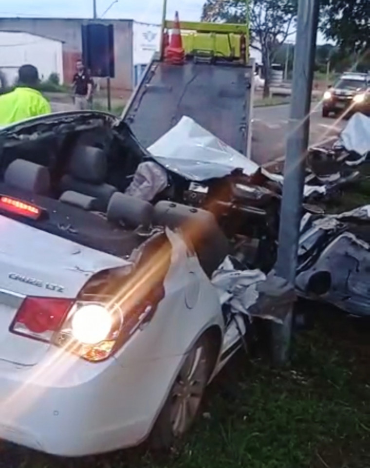 Veículo ficou completamente destruído após a batida