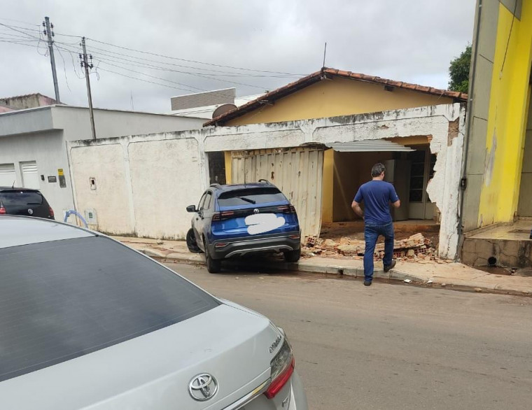 Veículo que se chocou no muro de uma residência, no centro de Araguaína.