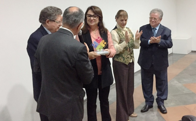 Kátia Abreu recebendo a homenagem em Porto Alegre