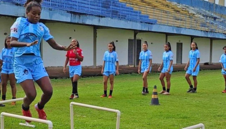 Rotina de treino com o time de futsal feminino do Guilherme Dourado, em Araguaína, é constante