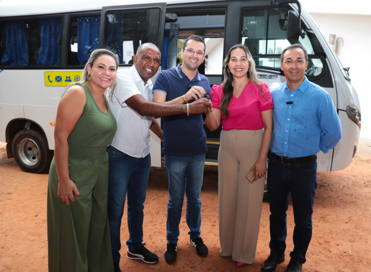 Vereadores Marcos Duarte e Soldado Alcivan destinaram suas emendas para a compra de um microônibus para a Clínica-escola Mundo Autista