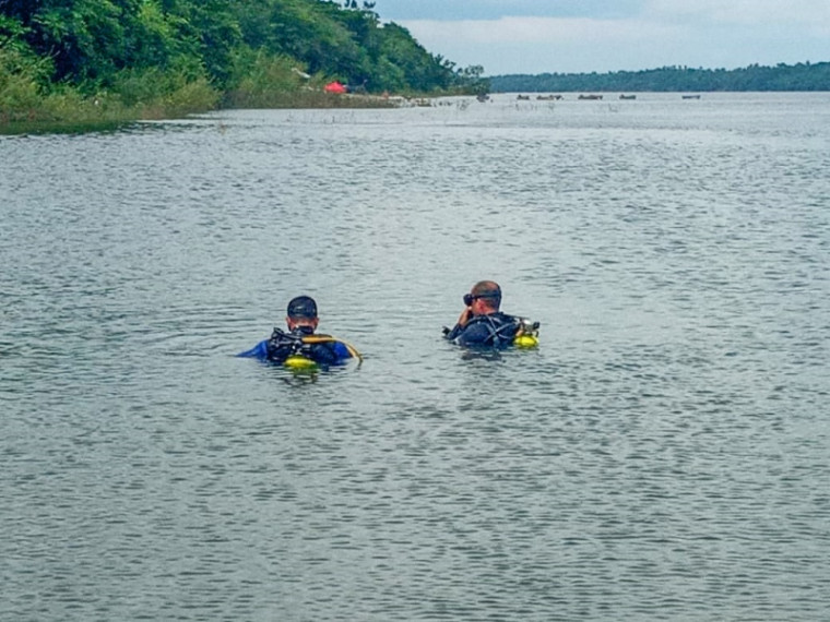Bombeiros militares em ação de mergulho buscando por vítima de afogamento