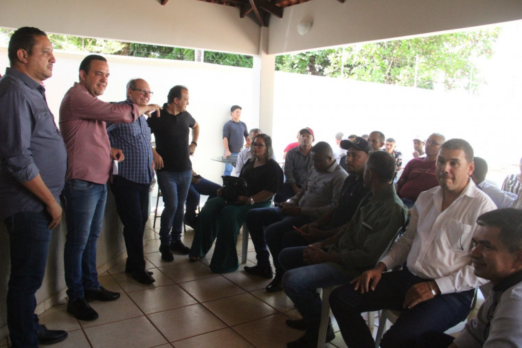 Ronaldo Dimas com líderes políticos da região sudeste do Tocantins.
