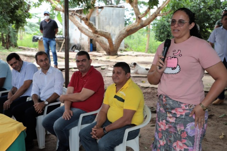 Professora da zona rural há13 anos, Valdirene Ferreira, durante evento de entrega de obras