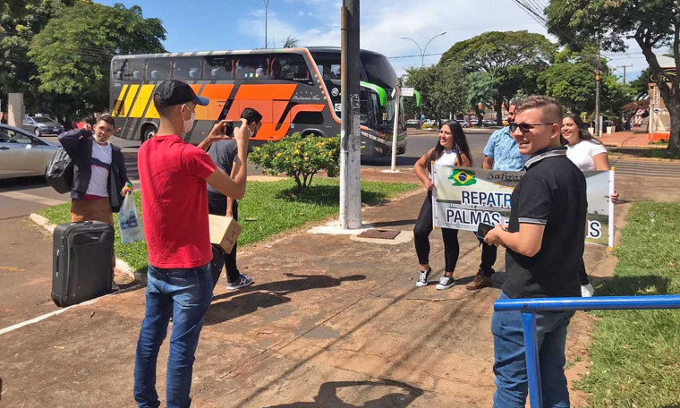 Dois ônibus disponibilizados pelo Governo do Tocantins começaram a trazer, de volta ao Estado, estudantes