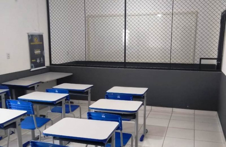 Sala de aula com espaço para professor