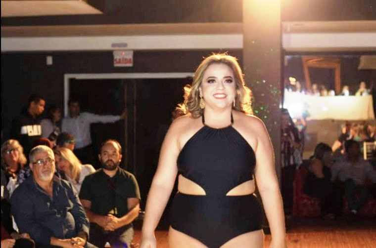 Luciana Coelho durante o concurso de moda Plus Size Brasil