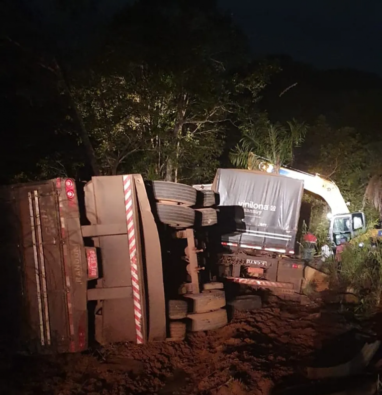 Retroescavadeira retirada a carreta de cima da caminhonete.