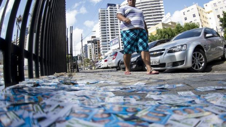 Santinhos jogados nas ruas na campanha de 2016