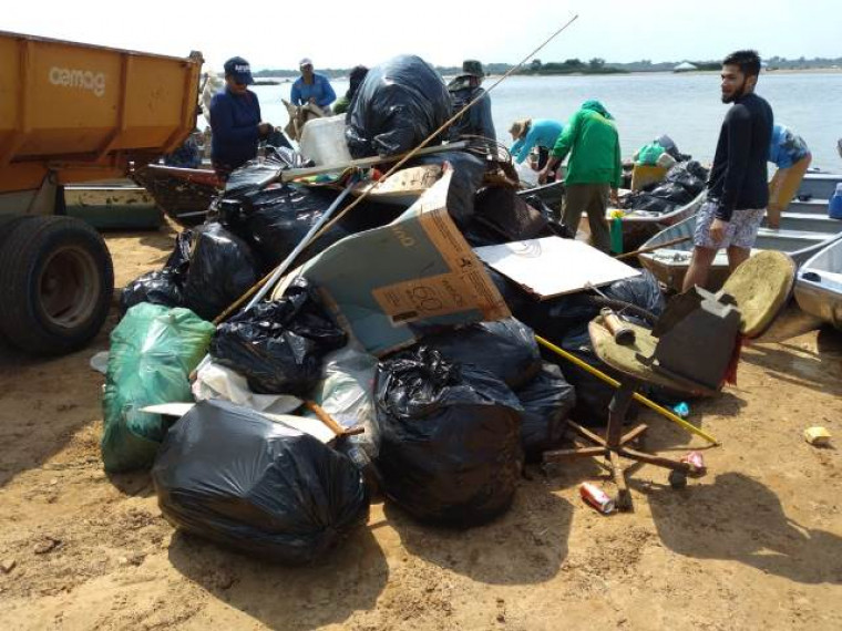 Voluntários recolheram lixo deixado nos acampamentos, nas margens e no rio Araguaia
