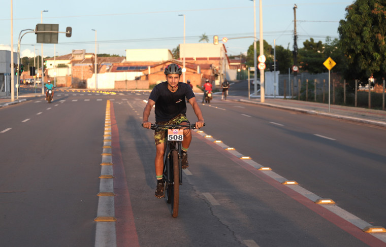 Ciclista Kennedy Santos utiliza a ciclovia da Via Norte para fugir do trânsito da região central.