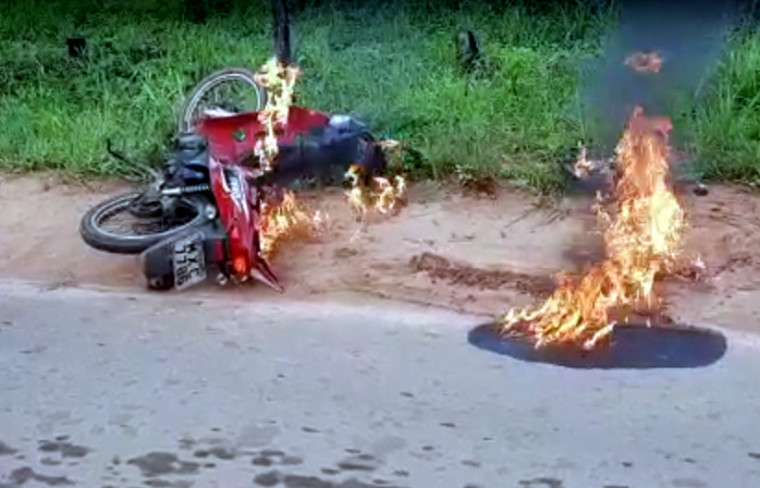 Condutor ateou fogo na moto