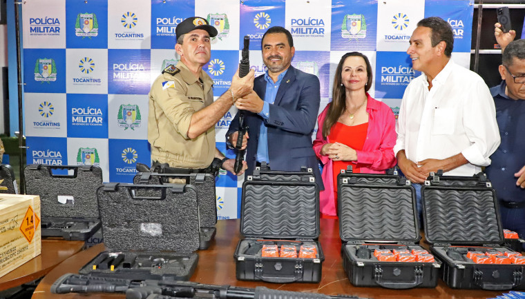 Wanderlei Barbosa entrega armas e veículos para forças de segurança do Estado.