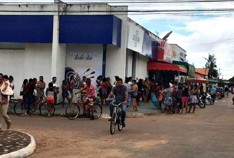 Mesmo com a medida, beneficiários se aglomeraram desde as primeiras horas do dia em Araguatins