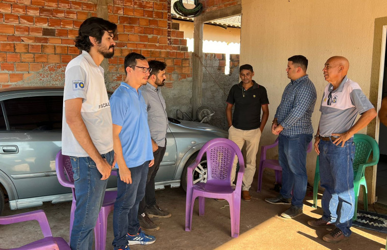 Fiscais da ATR em um bairro de Araguaína.