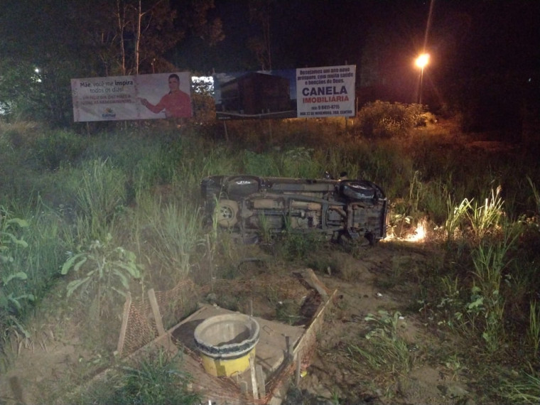 Caminhonete capotou após bater em barranco na Av. Marginal Neblina.