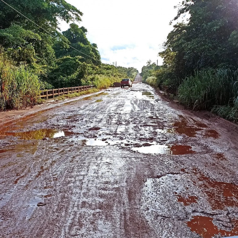 Buracos e lama neste período chuvoso no Tocantins.