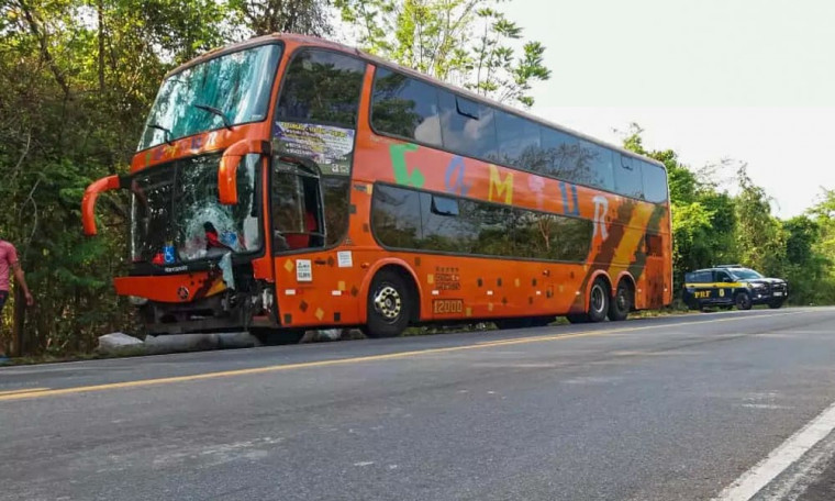 O ônibus teria parado cerca de 1km após ter atingido o motociclista