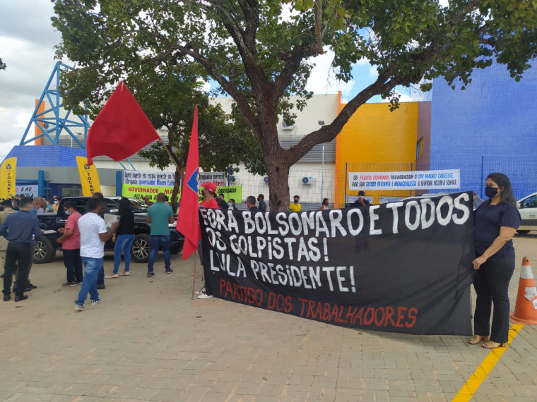 Protesto do PT na chegada do ministro da Educação, Milton Ribeiro