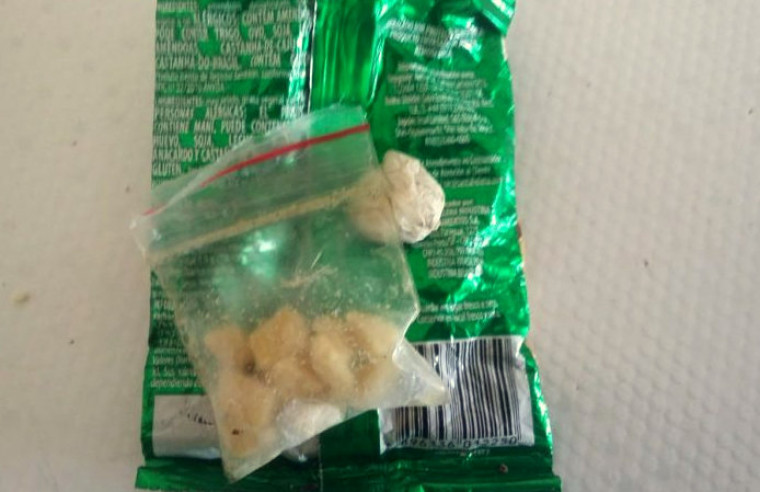 A droga estava dentro de um saco de amendoim no bolso do suspeito