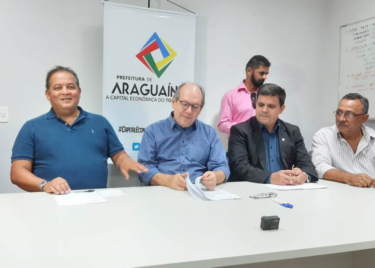 Dimas e Eduardo Gomes assinam contratos de mais de R$ 20 milhões