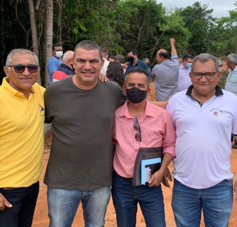 Gideon Soares com moradores e representante do assentamento Rio Preto.