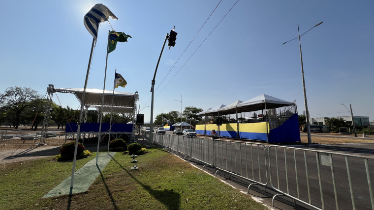 Estrutura do desfile está sendo montada na ala sul da Praça dos Girassóis