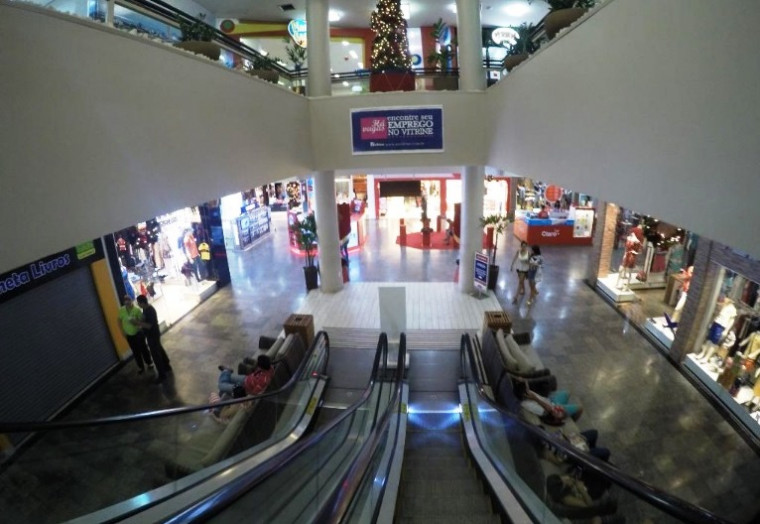 Vista interna de shopping em Palmas