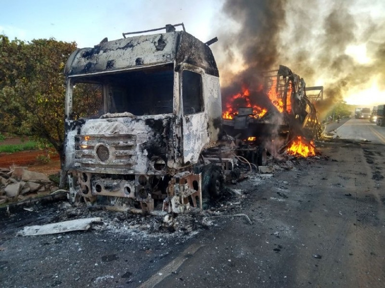 Caminhão ficou totalmente destruído pelo fogo