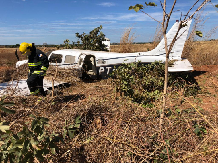 Avião ficou bastante danificado, mas ninguém se feriu