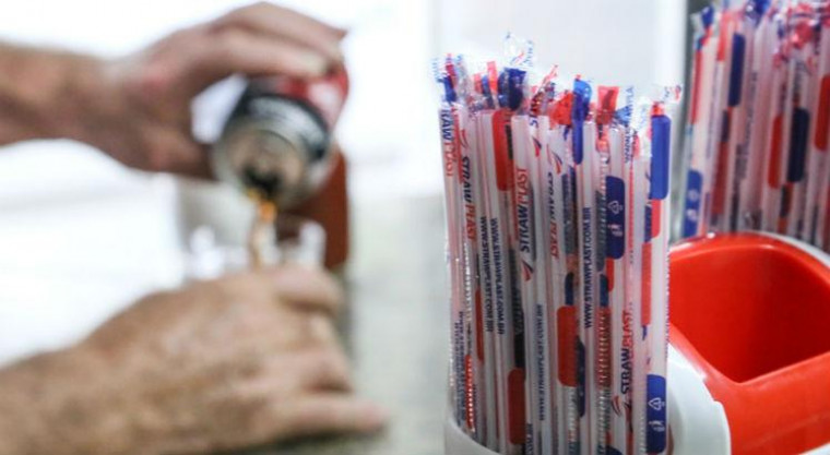 Projeto de lei visa proibir uso de canudinhos plásticos