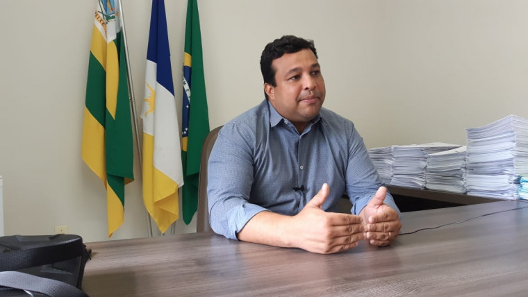 Prefeito José Augusto Bezerra explica como será feito o tratamento