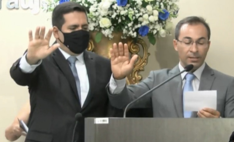 Prefeito Wagner Rodrigues e vice-prefeito Marcus Marcelo fazem juramento de cumprir as leis