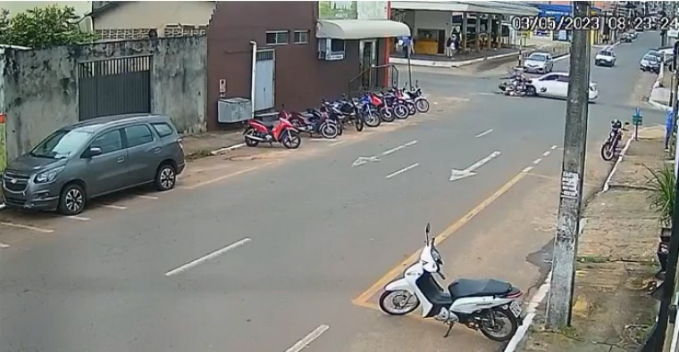 Colisão do carro na moto no centro de Araguaína.