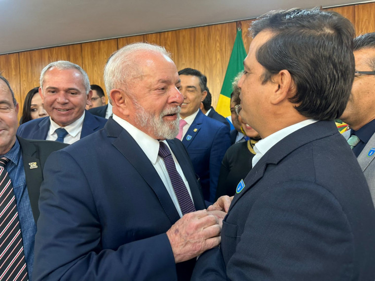 Diogo Borges sendo cumprimentado pelo presidente Lula.
